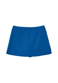 Blaue Shorts mit glatter Textur, die ein schlichtes Design, einen geraden Saum und zwei Vorderfalten für zusätzlichen Detailreichtum aufweisen.