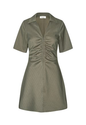 Vestido corto de color verde oliva, de manga corta, con cuello, cremallera delantera fruncida y falda en forma de A.