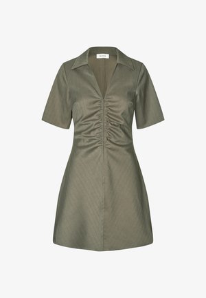 Vestido corto de color verde oliva, de manga corta, con cuello, cremallera delantera fruncida y falda en forma de A.