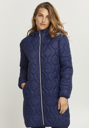 Manteau long matelassé bleu marine avec fermeture éclair à l'avant, capuche et poches latérales. Présente un motif ondulé texturé et des poignets élastiqués.