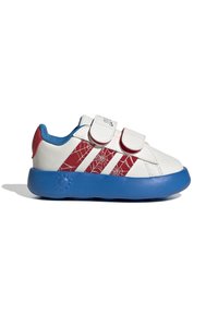 Witte leren schoen met een rood spinnenwebdesign, blauwe accenten, dubbele klittenbandsluitingen en een dikke blauwe zool.
