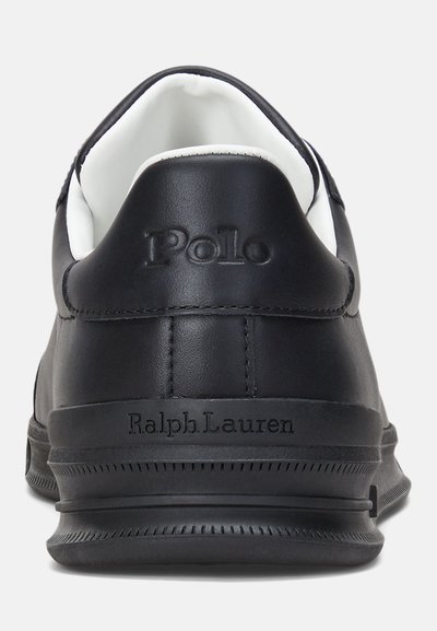 Juodos odinės sportinės bateliai su balta vidine dalimi. Įkurtas įspaustas "Polo" logotipas ant kulno ir "Ralph Lauren" detalė šone. Guminis padas.