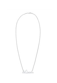 Silverhalsband med ett hänge i form av en bergskedja, som har tre spetsiga bergsformer. Kedjan är fin och har en krabbklämma som stängning.