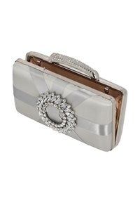 Ezüst szatén kistáska strasszköves díszítéssel, téglalap alakú, díszes brossal és texturált fém fogantyúval. Szalag részlet található rajta.