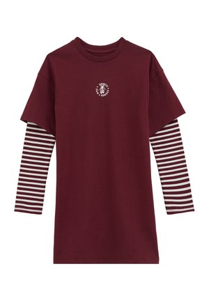 Camisa de manga larga en capas color burdeos con mangas a rayas blancas y burdeos y pequeño logo circular blanco "Dance Studio NYC" en el pecho.