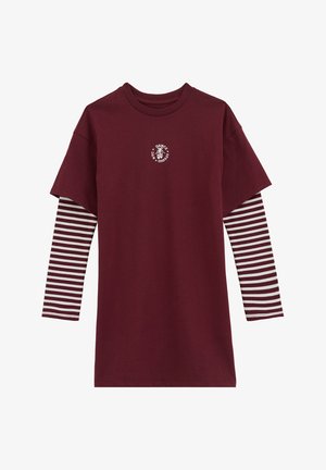 Burgunderrotes, geschichtetes Langarmshirt mit weißen und burgunderfarbenen gestreiften Ärmeln sowie kleinem weißem, rundem "Dance Studio NYC"-Logo auf der Brust.