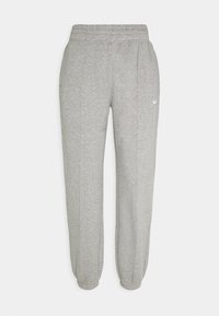 Pantalones de chándal de felpa gris claro con cintura y puños elásticos, bolsillos laterales y un pequeño logo blanco de Nike en el muslo izquierdo.