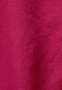 Tejido fucsia con una textura entrelazada, que muestra una superficie lisa y uniforme. El color es vibrante y homogéneo, sin patrones.