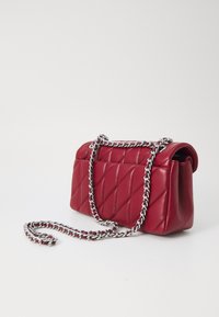 COACH QUILTED TABBY SHOULDER BAG - Olkalaukku - dark ruby
