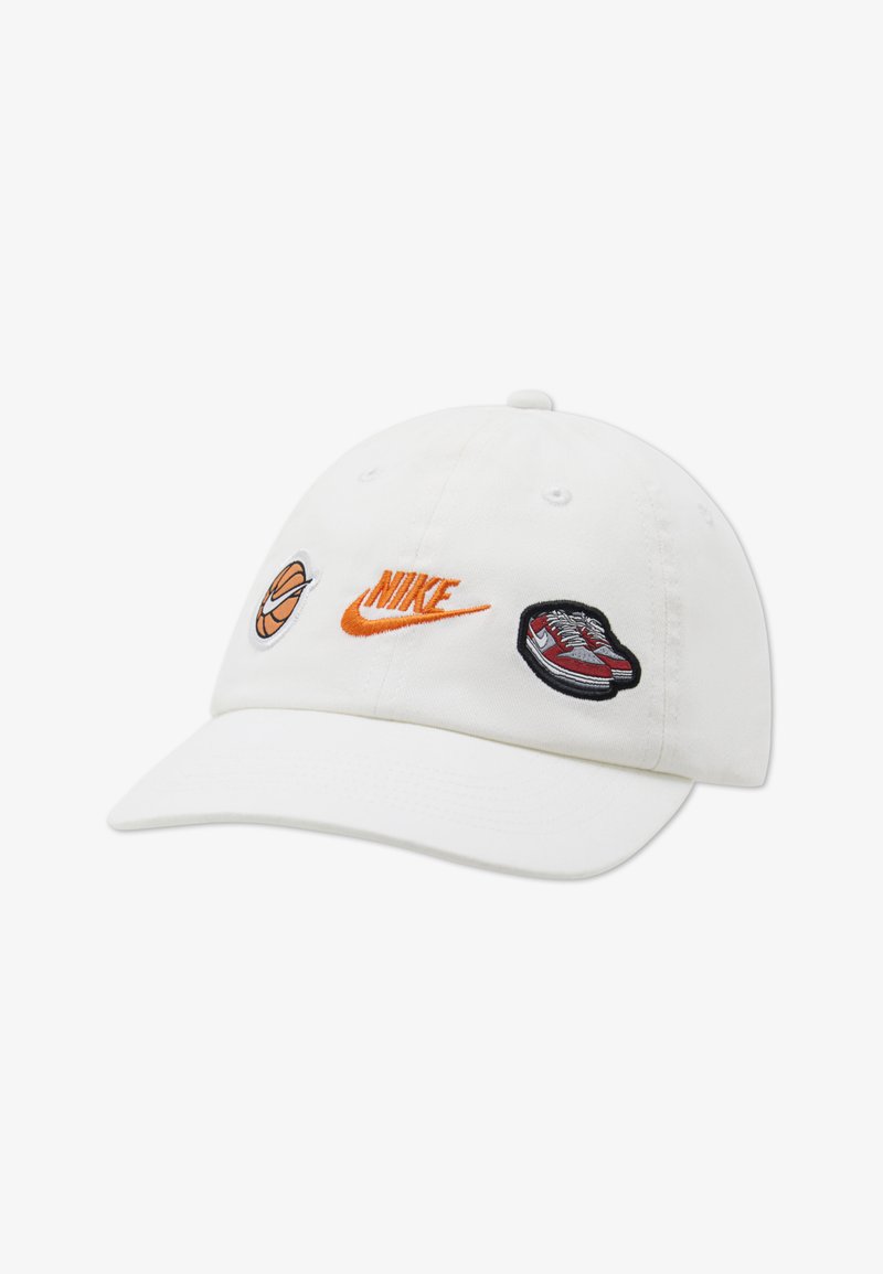 Casquette de baseball en coton blanc avec des détails brodés : logo Nike orange, un ballon de basketball et un dessin de basket en rouge et noir.
