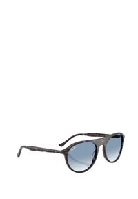 Gafas de sol con forma de ojo de gato, montura oscura estampada, lentes degradados en azul y brazos delgados con detalle de logo. Diseño moderno con acentos audaces.