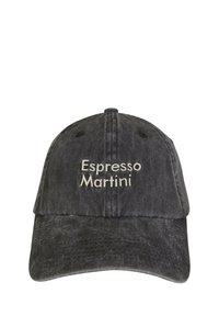 Căciulă din denim negru cu bordură „Espresso Martini” brodată în bej deschis. Coroană rotundă cu vizieră curbată și bandă cusută.