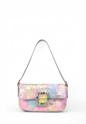 Bolso de mano de colores pastel con forma rectangular, textura suave y herrajes decorativos con piedras preciosas en el frontal. Correa ajustable.
