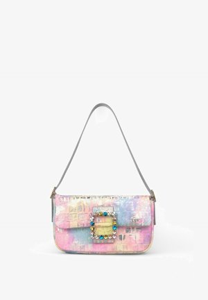 Bolso de mano de colores pastel con forma rectangular, textura suave y herrajes decorativos con piedras preciosas en el frontal. Correa ajustable.
