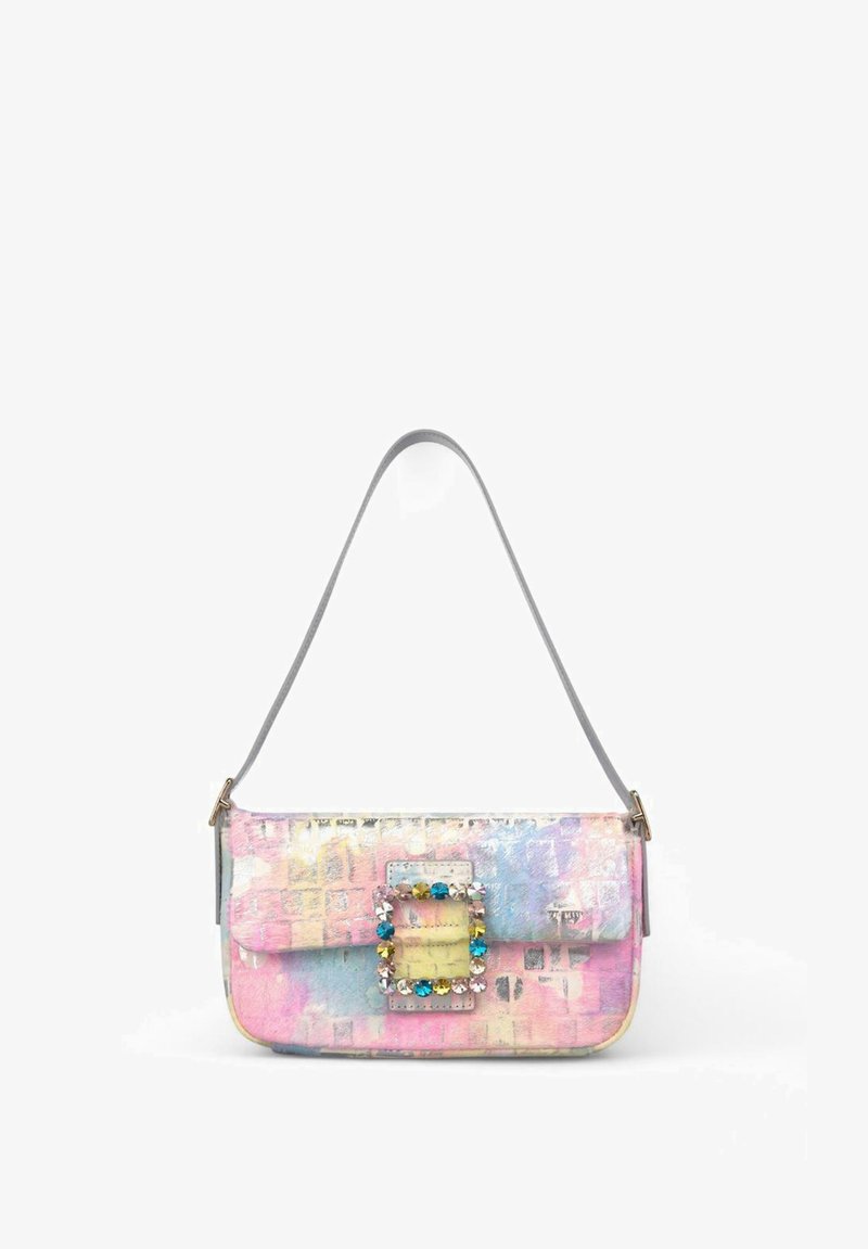 Bolso de mano de colores pastel con forma rectangular, textura suave y herrajes decorativos con piedras preciosas en el frontal. Correa ajustable.