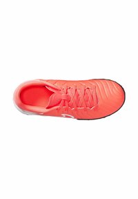 Scarpa da ginnastica rossa con tomaia texturizzata, chiusura con lacci e colletto imbottito. Presenta un logo bianco e una suola nera a contrasto.
