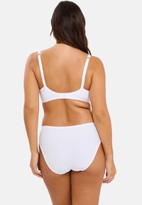 Ensemble de lingerie blanche comprenant un soutien-gorge avec des bretelles ajustables et une culotte taille haute assortie, tous deux avec une texture lisse et des bords festonnés.