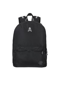 Mochila negra de nylon con correas de hombro acolchadas, bolsillo frontal con cremallera y un logo de calavera impreso en gris.