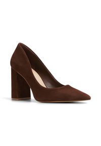 Pump alto in suede marrone con punta affilata e tacco a blocco spesso. Texture liscia con una silhouette elegante e dettagli di design minimali.