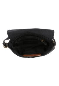 Borsa a tracolla nera con un esterno in tessuto texture e dettagli in pelle. L'interno presenta una tasca con zip e un'etichetta in pelle beige.