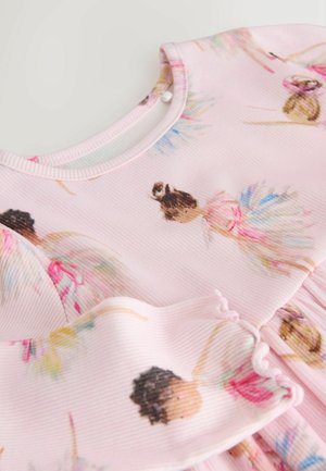 Rosa Kleid mit gerippter Textur, das ein florales Ballerina-Druckmotiv zeigt. Akzentuiert mit Rüschendetails entlang des Saums und des Ausschnitts.