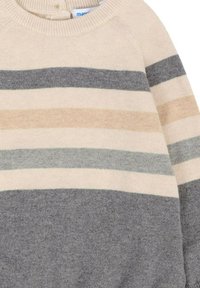 Pull en tricot avec des rayures horizontales beige, gris clair, gris foncé et vert olive. Texture douce avec un design à col rond.