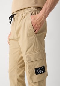 Calvin Klein Jeans WASHED - Cargobroek - travertine