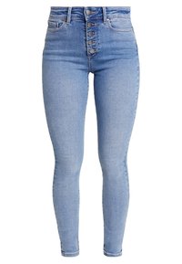 Jeans ajustados de tiro alto en denim azul claro con una cremallera de cinco botones, dos bolsillos frontales y una textura suave en toda la tela.