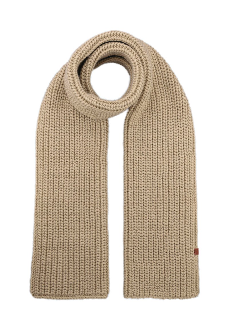 Beżowy, dziany szalik o strukturalnym, prążkowanym wzorze, zwinięty na jednym końcu, z małą czerwoną metką na jednym z brzegów.
