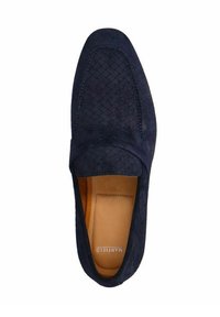 Marineblauer Wildlederloafer mit gewobenem Oberdesign, flacher Sohle und einem orangefarbenen Innenfutter. Keine sichtbaren Beschläge oder Akzente.