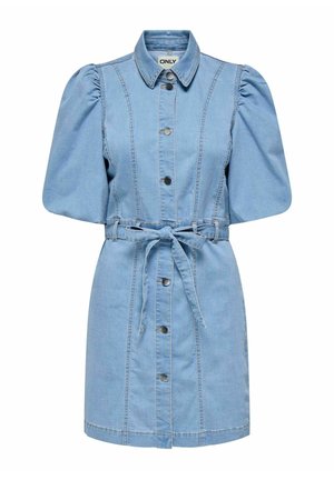 Vestido de mezclilla azul claro con mangas cortas abullonadas, botones al frente y un cinturón de tela. Presenta costuras visibles y cuatro botones en la parte delantera.