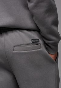 Graham Fleece-Jogginghose in schmaler Passform, mit einer Gesäßtasche und einem "LEVELUP"-Logotag auf der rechten Seite. Weicher Stoff, elastischer Bund.