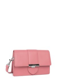 Borsa a tracolla in pelle rosa con pattina, hardware in argento e tracolla staccabile. Texture liscia con dettagli cuciti e un accento del logo.