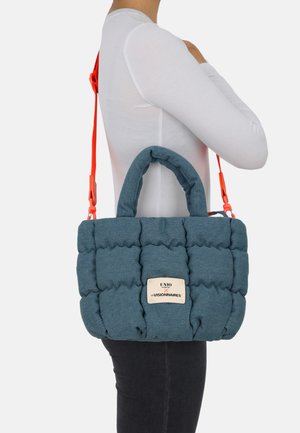 Tasche aus gestepptem Stoff in Türkis mit abgerundeten Griffen und einem verstellbaren orangen Riemen. Auf der Vorderseite befindet sich ein Logoetikett.