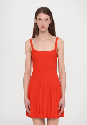 Rochie mini roșie, cu falduri, decolteu pătrat și bretele subțiri. Textură de material neted și elastic.