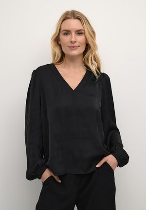 Schwarze Satin-Bluse mit V-Ausschnitt, langen Ärmeln und gerafften Manschetten in lässiger Passform. Minimalistisches Design mit glatter Textur.
