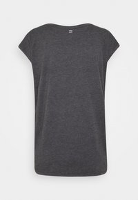 Czarnoszary, luźny t-shirt z okrągłym dekoltem i krótkimi rękawami. Miękka tkanina, bez wzorów, gładka tekstura i prosty dół.