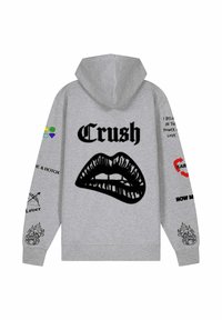 Felpa grigia con cappuccio caratterizzata da una grande grafica di labbra nere e la parola "Crush". Dettagliata con vari testi e piccoli patch colorati sulle maniche.