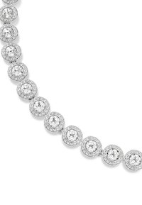 Zilveren ketting met ronde heldere kristallen, omringd door kleinere stenen, die in een symmetrisch patroon afwisselend zijn geplaatst. Gepolijste afwerking.