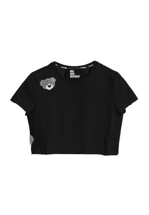 Camiseta negra recortada con cuello redondo, con dos parches de osito gris en el pecho delantero izquierdo y parte inferior derecha.