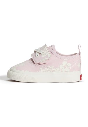 Kleiner rosa Kleinkind-Schuh mit weißem Blumenmuster, weißer Gummisohle und verstellbarem Klettverschluss mit Schnürsenkeln vor weißem Hintergrund.