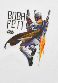 Boba-Fett-Grafik auf weißem Stoff. Zeigt eine Figur in grauer Rüstung mit roten und blauen Akzenten, braunem Umhang und Raketenrucksack, der Flammen abfeuert.