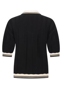 Suéter negro de punto con textura acanalada, cuello blanco con rayas negras y mangas cortas abullonadas con puños en contraste.