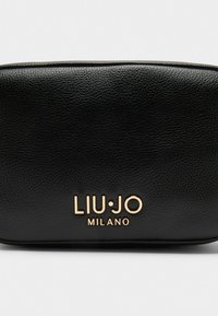Must mustrakk kott, millel on krobeline tekstuur, esiküljel kuldne logo "LIU•JO MILANO". Ristkülikukujuline, pealmine tõmblukk.