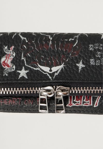 Billetera de cuero negra con gráficos en relieve, acentos metálicos y cierre de cremallera. Los diseños incluyen guitarras y texto en rojo y plateado.