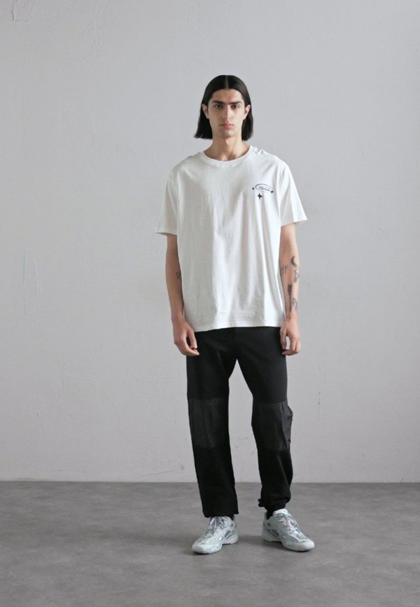 WIRDO FLAMES - Print T-shirt - bone4