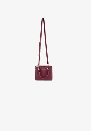 Sac à main en cuir bordeaux avec un design structuré, des poignées supérieures et une bandoulière réglable. Comprend une fermeture éclair et des finitions en métal argenté.