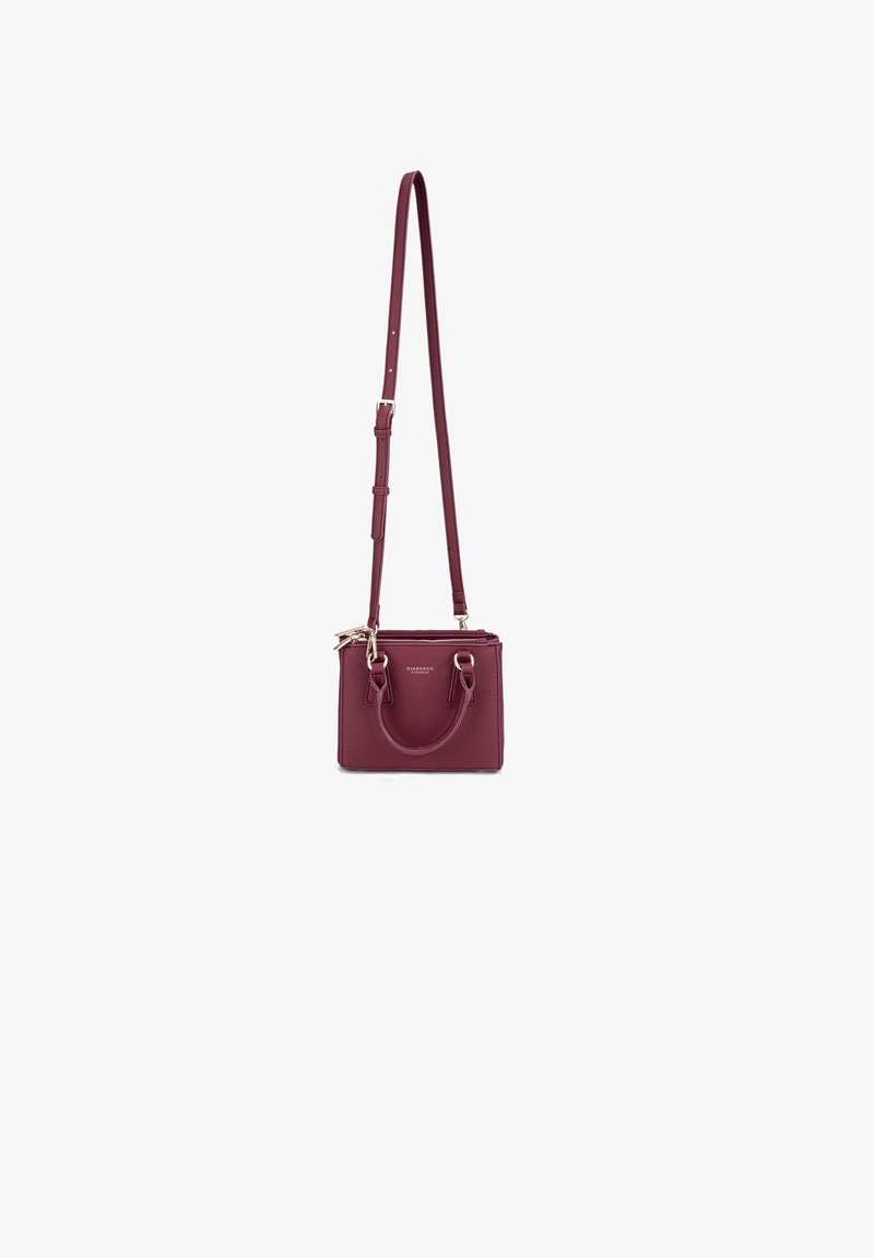 Borsa a mano in pelle bordeaux con un design strutturato, manici superiori e tracolla regolabile. Presenta una chiusura con zip e accessori in metallo di colore argento.