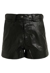 Svarta shorts i glänsande, skrynkligt tyg. Har en midja med bälte, två framknappar och uppvikta ärmkanter. Enkel, modern design.
