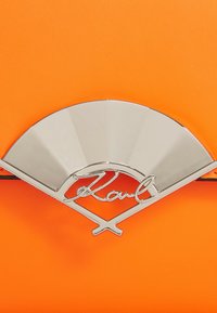 KARL LAGERFELD SIGNATURE FAN MEDIUM - Taška s příčným popruhem - clementine
